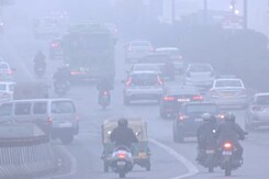 Delhi Engulfed In Dense Fog, Visibility Drops To 400 Metres Delhi Engulfed In Dense Fog, Visibility Drops To 400 Metres