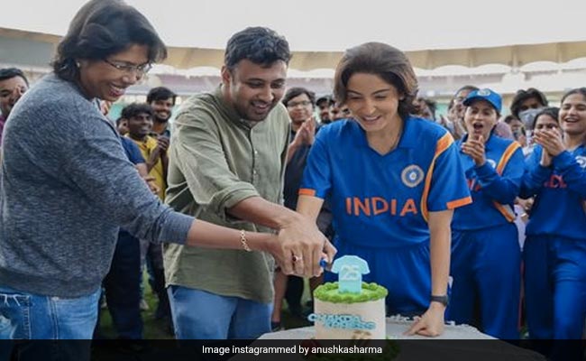 Anushka Sharma Announces Wrap Of <i>Chakda Xpress</i>, Thanks Jhulan Goswami For The "Final Clap"