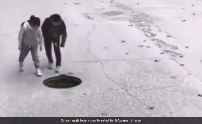 Video Of Children Covering Manhole Goes Viral, Internet Appreciates The Effort