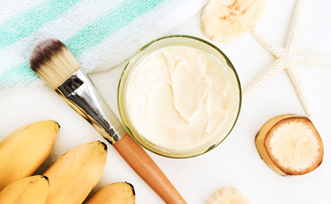 घर में रखा है केला तो आज ही बनाकर लगाएं फेस पैक, स्किन के लिए बेहद फायदेमंद है यह Banana Mask 