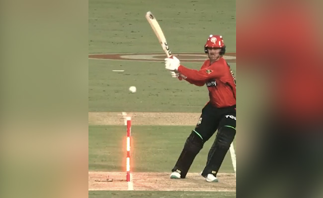 क्रिकेट ग्राउंड में दिखा भूत, ना विकेट पर गेंद लगी और ना ही बल्ला फिर भी बेल ज़मीन पर गिरी?