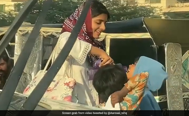 सड़क पर घूम रहे बच्चों को लगी थी प्यास, लड़की अपनी बोतल से पिलाने लगी पानी, लोग बोले- ये है इंसानियत...