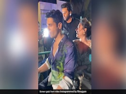 VIDEO: 'मिशन मजनू' के प्रमोशन में सिद्धार्थ-रश्मिका ने स्कूटर से मारी ग्रैंड एंट्री, केमिस्ट्री पर फैन्स हुए फिदा VIDEO: 'मिशन मजनू' के प्रमोशन में सिद्धार्थ-रश्मिका ने स्कूटर से मारी ग्रैंड एंट्री, केमिस्ट्री पर फैन्स हुए फिदा