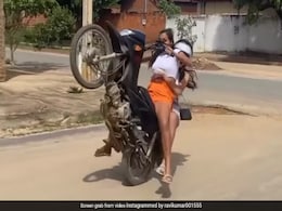 बाइक चलाते हुए लड़की ने हवा में उठा दिया पहला पहिया, फिर जो हुआ, लोग बोले- पापी की परी हवा में उड़ी... बाइक चलाते हुए लड़की ने हवा में उठा दिया पहला पहिया, फिर जो हुआ, लोग बोले- पापी की परी हवा में उड़ी...