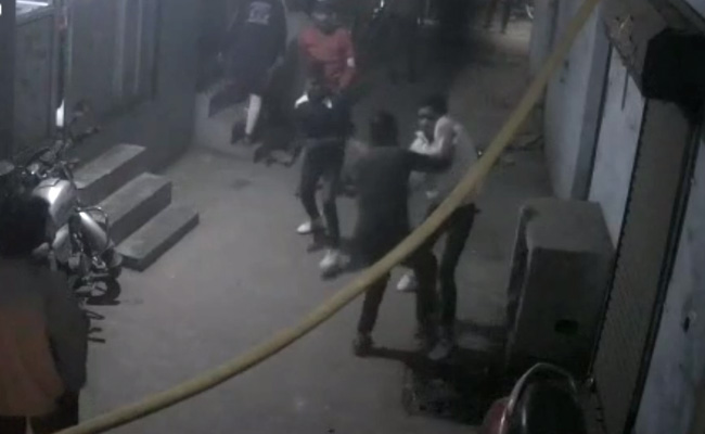 दिल्ली : बदरपुर में 30 साल के युवक की चाकू मारकर हत्‍या,  घटना CCTV में कैद