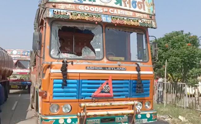 Maharashtra-Karnataka Border Row Escalates: Trucks Targeted, Ministers Call Off Visit