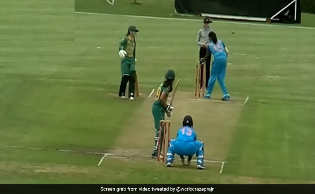 Video: भारतीय गेंदबाज ने नॉन-स्ट्राइकर पर बैटर को रन आउट कर काटा बवाल, अंपायर ने दिया OUT लेकिन तुरंत बदला गया फैसला