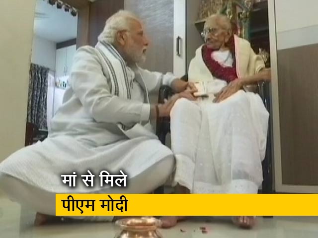 पीएम नरेंद्र मोदी ने बीमार मां से अस्पताल में की मुलाकात, डॉक्टरों ने स्थिर बताई हीरा बा की हालत
