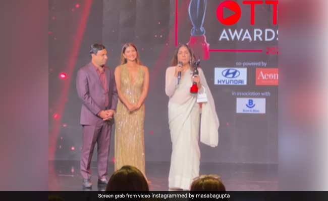 At Filmfare OTT Awards 2022, Neena Gupta's <i>Panchayat</i> Mix-Up Oopsie