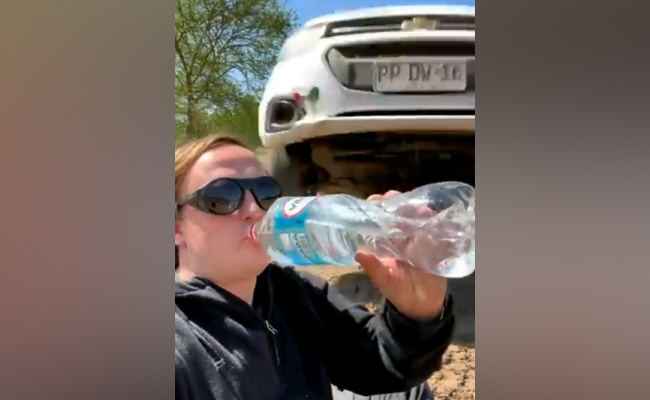 तेज़ रफ्तार में गाड़ी आकर महिला के ऊपर पार हो गई, मगर वो पानी पीती रही, लोग बोले- डर नहीं लगता है?