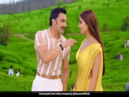 रणवीर सिंह की फिल्म 'सर्कस' का दूसरा गाना 'सुन ज़रा' का टीचर रिलीज, जैकलीन फर्नांडिज और पूजा हेगड़े के साथ रोमांस करते दिखे एक्टर रणवीर सिंह की फिल्म 'सर्कस' का दूसरा गाना 'सुन ज़रा' का टीचर रिलीज, जैकलीन फर्नांडिज और पूजा हेगड़े के साथ रोमांस करते दिखे एक्टर