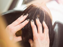 स्कैल्प स्क्रब से बालों को मिलते हैं 5 कमाल के फायदे, जानिए कैसे किया जाता है यह Scrub स्कैल्प स्क्रब से बालों को मिलते हैं 5 कमाल के फायदे, जानिए कैसे किया जाता है यह Scrub