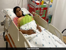 तेलंगाना में भूख हड़ताल पर बैठीं आंध्र प्रदेश के CM की बहन और YSRTP प्रमुख शर्मिला को जबरन अस्पताल में कराया भर्ती तेलंगाना में भूख हड़ताल पर बैठीं आंध्र प्रदेश के CM की बहन और YSRTP प्रमुख शर्मिला को जबरन अस्पताल में कराया भर्ती