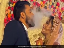 दूल्हा- दुल्हन ने हुक्का पीने के बाद एक दूसरे को किया किस, VIDEO देख कर फैंस बोले- अद्भुत दूल्हा- दुल्हन ने हुक्का पीने के बाद एक दूसरे को किया किस, VIDEO देख कर फैंस बोले- अद्भुत