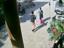 Video: Woman Robbed At Gunpoint Outside Her Home In Ghaziabad Video: Woman Robbed At Gunpoint Outside Her Home In Ghaziabad