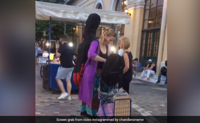 Influencer Spots Look-Alike Of Phoebe Buffay. Internet Calls Her "Regina Phalange"