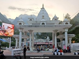 चैत्र नवरात्र के पहले दिन वैष्णो देवी मंदिर में हजारों श्रद्धालुओं की उमड़ी भीड़, भक्तों ने लगाए जोर-शोर से जयकारे चैत्र नवरात्र के पहले दिन वैष्णो देवी मंदिर में हजारों श्रद्धालुओं की उमड़ी भीड़, भक्तों ने लगाए जोर-शोर से जयकारे