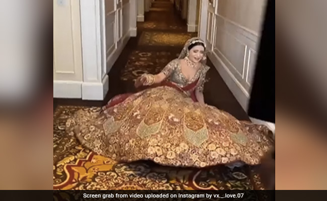शादी में पापा की परी भारी भरकम लहंगा पहन कर इतरा- इतरा कर दे रही थी पोज, तभी हुआ कुछ ऐसा देख कर आपकी भी छूट जाएगी हंसी