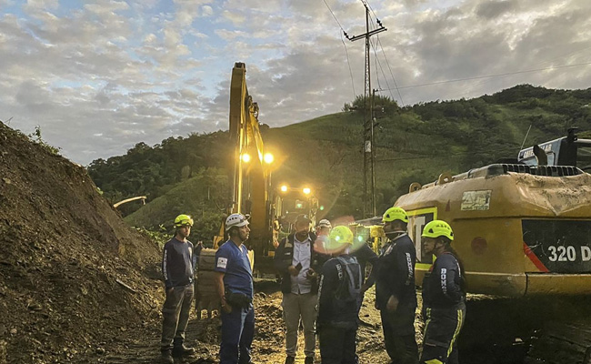 इस देश में भूस्खलन के नीचे दबी बस, गई 33 लोगों की जान, 4 घायल... कार और मोटरबाइक भी आई चपेट में