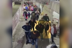 Viral: Shah Rukh Khan Spotted Visiting Vaishno Devi Temple Viral: Shah Rukh Khan Spotted Visiting Vaishno Devi Temple