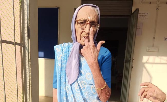 गुजरात चुनाव: बुजुर्ग मतदाताओं में जबर्दस्त उत्साह, 100 साल की कमुबेन ने डाला वोट