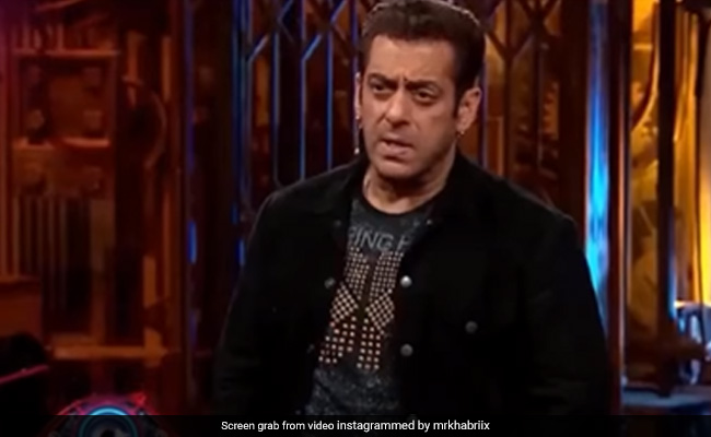 <i>Bigg Boss 16</i>: Salman Khan Schools Sajid Khan For His Behaviour