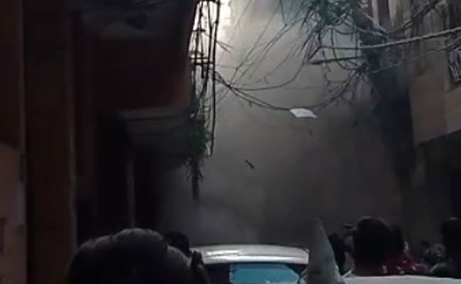 Video : दिल्ली में चार मंजिला बिल्डिंग अचानक भरभरा कर गिरी