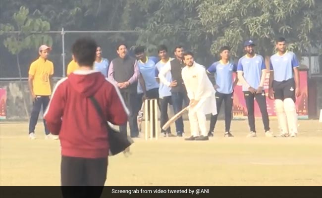 VIDEO: जब क्रिकेट खेलते दिखाई दिए केंद्रीय खेलमंत्री अनुराग ठाकुर...