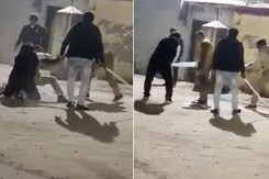 कैमरे में कैद : UP में जेल वार्डन को साथियों ने ही पीट डाला, जानें क्यों...? कैमरे में कैद : UP में जेल वार्डन को साथियों ने ही पीट डाला, जानें क्यों...?