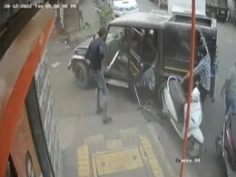 Video : फिल्मी तरीके से सड़क पर मुंबई के एक व्यापारी को पहले तलवार से मारा, फिर गाड़ी में डाल ले गए बदमाश Video : फिल्मी तरीके से सड़क पर मुंबई के एक व्यापारी को पहले तलवार से मारा, फिर गाड़ी में डाल ले गए बदमाश