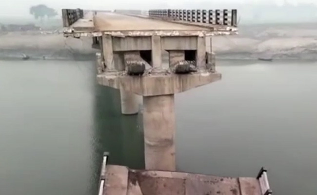 बिहार: बेगूसराय क्षेत्र में बूढ़ी गंडक नदी पर बना पुल उद्घाटन से पहले ही दो हिस्सों में टूटा