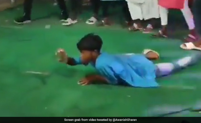 शादी में लड़के ने जमीन पर लेट-लेट कर की ऐसी फोटोग्राफी, लोग बोले- ‘यह खास टैलेंट देश से बाहर नहीं जाना चाहिए’