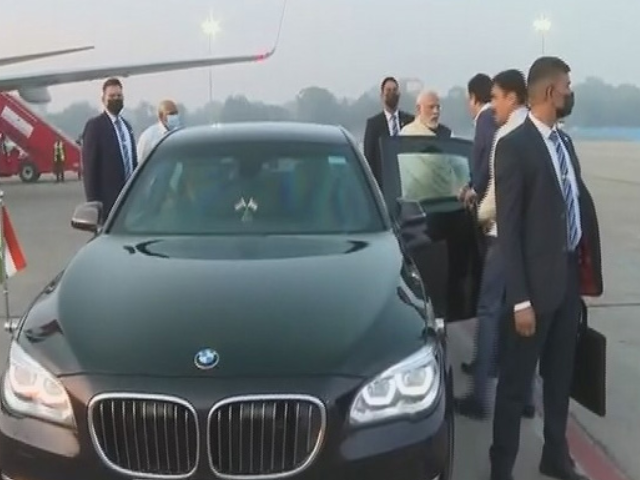 प्रधामंत्री नरेंद्र मोदी गांधीनगर में अपनी मां के घर पहुंचे