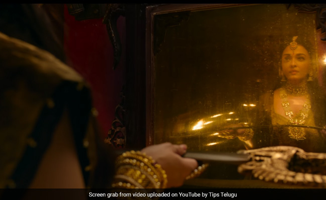 <i>Ponniyin Selvan 2</i>: Twitter Can't Wait To See Aishwarya Rai Bachchan As Nandini Again