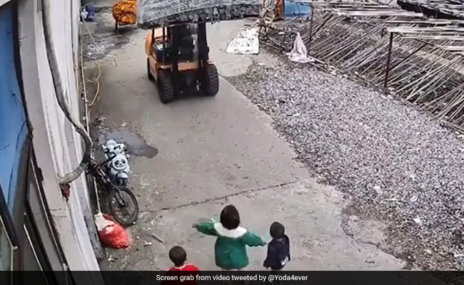 VIDEO: भाई-बहन को बचाने के लिए सड़क पर क्रेन के सामने खड़ी हो गई छोटी बच्ची