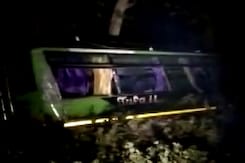 यूपी: सीतापुर में पुल से तालाब में गिरी बस, 20 से अधिक यात्री घायल यूपी: सीतापुर में पुल से तालाब में गिरी बस, 20 से अधिक यात्री घायल