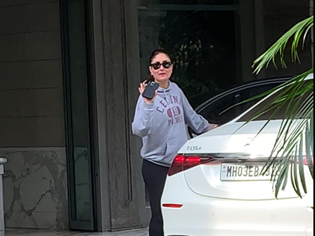 Kareena Kapoor Waves At The Paparazzi During Her Day Out