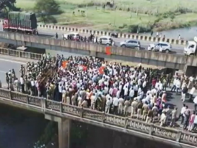 Amid Simmering Tension, Maharashtra Leaders Stopped At Karnataka Border