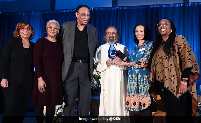 Sri Sri Ravi Shankar Receives "The Emissary Of Peace" Award In US