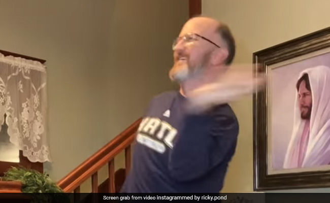 Video Of US Man Grooving To '<i>Mehndi Laga Ke Rakhna</i>' Goes Viral