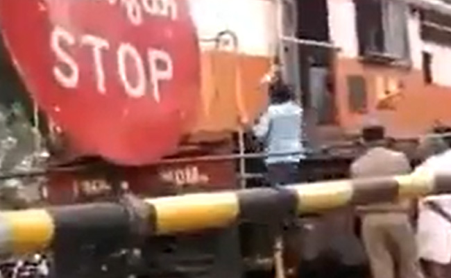 ड्राइवर को उठी तलब, क्रॉसिंग पर ही ट्रेन खड़ी कर लेने चला गया मछली, देखें VIDEO