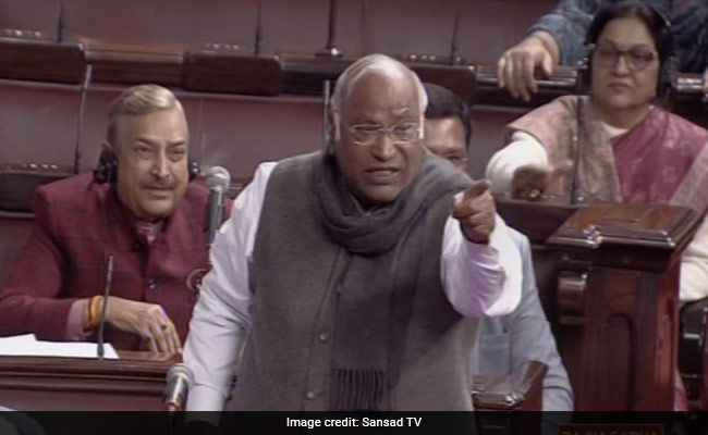 मल्लिकार्जुन खरगे के 'आज़ादी में BJP के योगदान' वाले बयान पर हंगामा, माफी की मांग पर बोले - बयान पर कायम