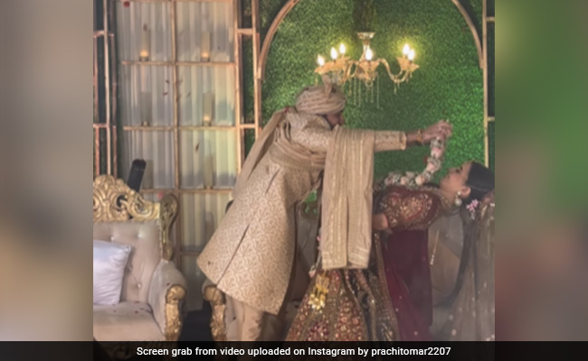 Watch: This Bride's Incredible Backbend During <i>Varmala</i> Ceremony Impresses Internet