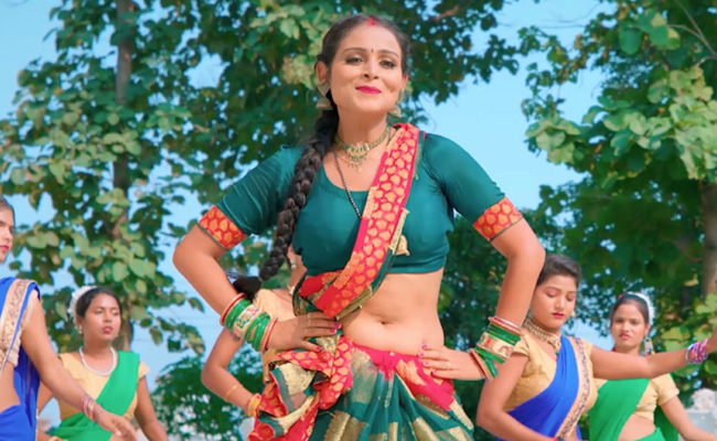 खुशी यादव ने दी पति को धमकी, कहा- 'कट जाईब ट्रेन से पिया', सोशल मीडिया पर वायरल हुआ वीडियो