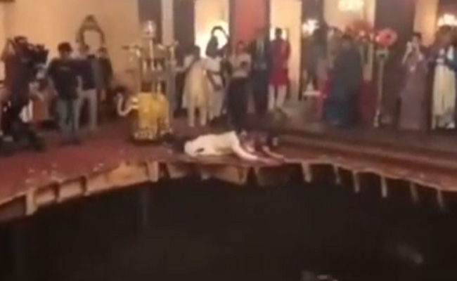 शादी में डांस करते-करते जमीन में समा गए मेहमान! वायरल हुआ चौंकाने वाला VIDEO