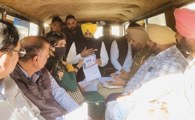 आतम नगर विधायक कुलवंत सिंह सिद्धू ने मोबाइल वैन को बनाया ऑफिस, हाथों-हाथ करते हैं लोगों की समस्याओं का समाधान