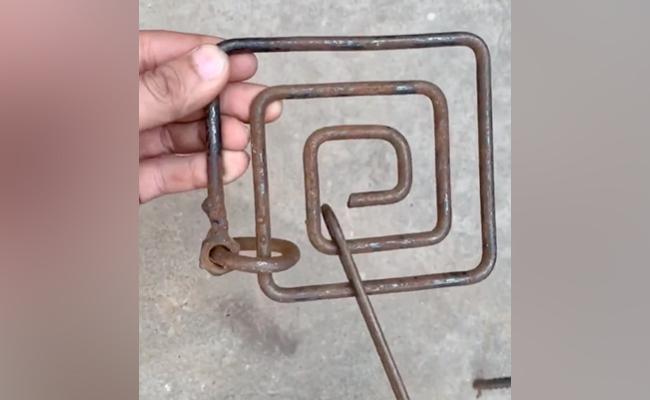 Video:इस अजीबोगरीब खेल को देख चकरा रहा है लोगों का दिमाग! सॉल्व करने की Trick वाकई है कमाल