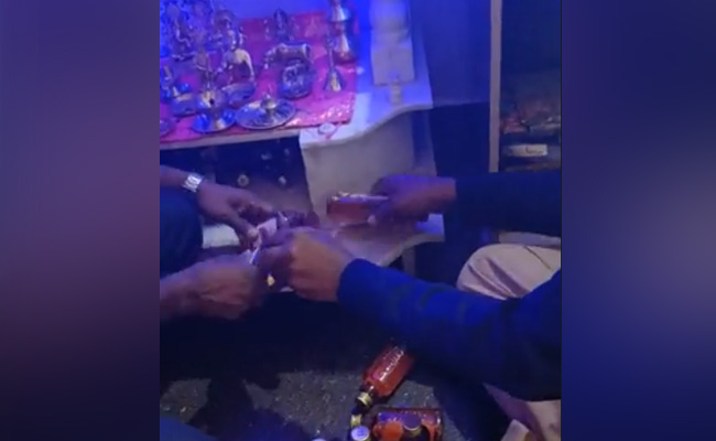 घर के मंदिर में महिला ने छिपाई शराब, गिरफ्तार होने पर लोगों ने लगाई फटकार, देखें वायरल वीडियो