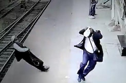 देखें: ट्रेन टिकट चेकर बिजली के झटके से चमत्कारिक रूप से बचा देखें: ट्रेन टिकट चेकर बिजली के झटके से चमत्कारिक रूप से बचा
