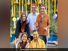 मिर्जापुर के कालीन भैया ने 'मामाजी' की बारात में जमकर किया डांस, वीडियो ने सोशल मीडिया पर मचाई धूम मिर्जापुर के कालीन भैया ने 'मामाजी' की बारात में जमकर किया डांस, वीडियो ने सोशल मीडिया पर मचाई धूम